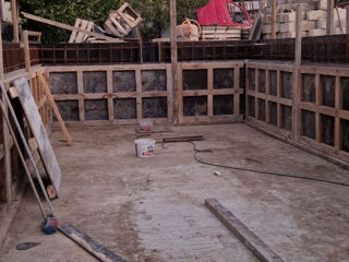 Construim piscine. Brigada de constructori. foto 1