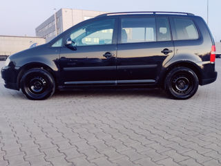 Volkswagen Touran foto 2