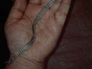 Срочно продаеться красивый и стильный браслет женский с бриллиантами,есть еще сережки от комплекта . foto 4