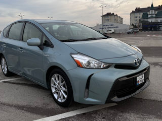 Toyota Prius v foto 2