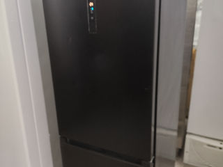 Холодильник в чёрном цвете.