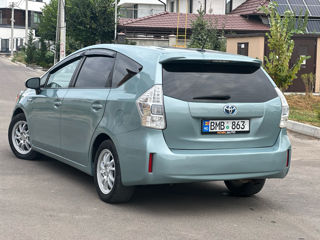 Toyota Prius v foto 5