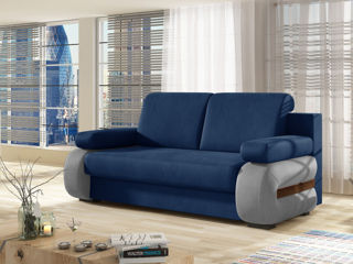 Canapea frumoasă și confortabilă în living