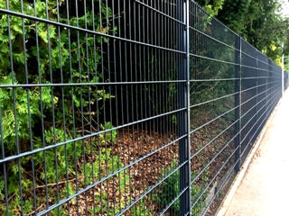 Bandă de plastic pentru gard. foto 18