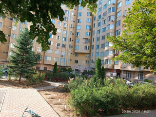 Apartament cu 2 camere, 81 m², Botanica, Chișinău foto 3