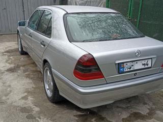 Mercedes C-Class foto 2