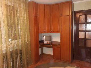 Euro reparatie!Apartament cu 2 odai, Buiucani str.Alba Iulia ,Flacara,conditili super.Pret 220 evro! foto 8