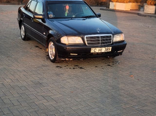 Mercedes C-Class foto 2