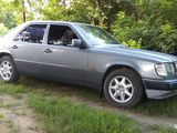 Mercedes Series (W124) foto 1