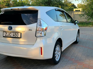 Toyota Prius v foto 10