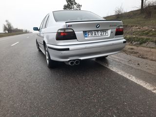 BMW 5 Series foto 2