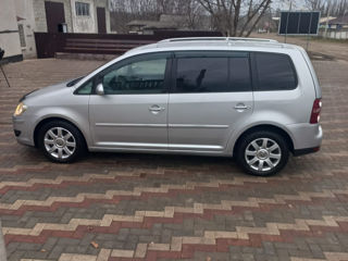 Volkswagen Touran foto 1