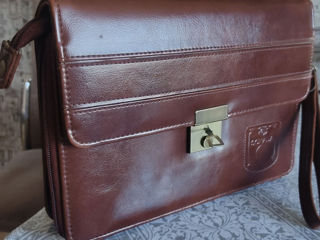 Продам сумку-барсетку кожаную,новую,очень хорошего качества,с ключиком. размер 27x20 см. Центр