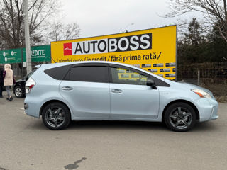 Toyota Prius v foto 6