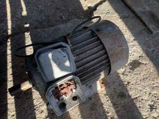 Vând motor electric foto 0