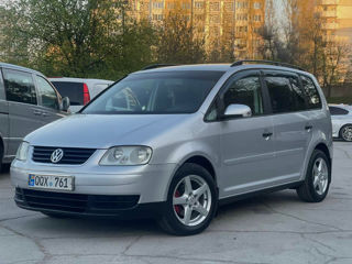 Volkswagen Touran foto 1