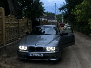 BMW 5 Series foto 1