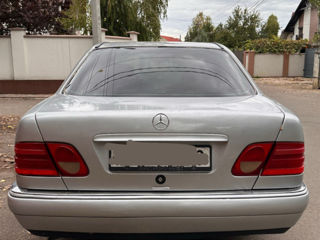 Mercedes E-Class foto 2