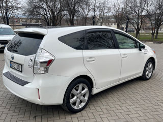 Toyota Prius v foto 4