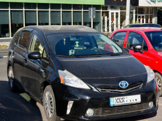 Toyota Prius v foto 2