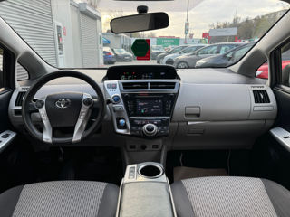 Toyota Prius v foto 10