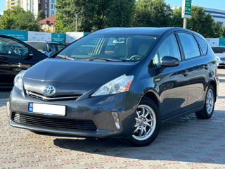 Toyota Prius v foto 1