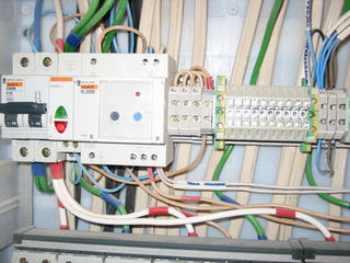 Электрик установка люстр, светильников, автоматов, выключателей делаем небольшие работы и под ключ. foto 4