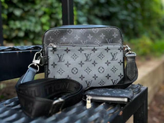 Vând borsetă Louis Vuitton foto 3