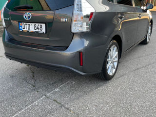 Toyota Prius v foto 3