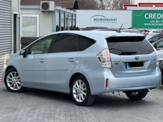 Toyota Prius v foto 3