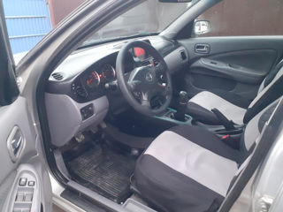 Nissan Almera foto 6