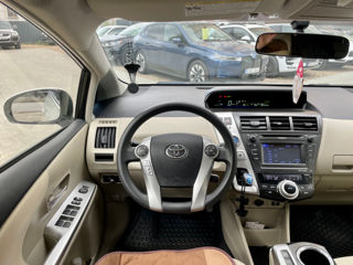 Toyota Prius v foto 11