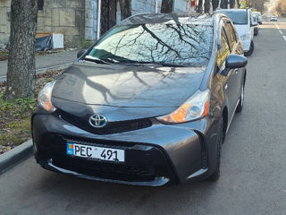 Toyota Prius v foto 3