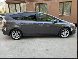 Toyota Prius v foto 2