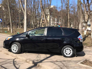 Toyota Prius v foto 2