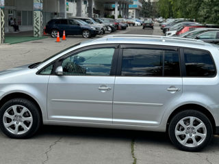 Volkswagen Touran foto 2