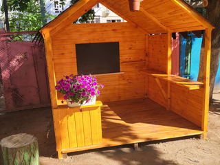 Căsuța din lemn pentru terenuri de joacă la grădiniță foto 1