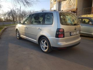 Volkswagen Touran foto 3