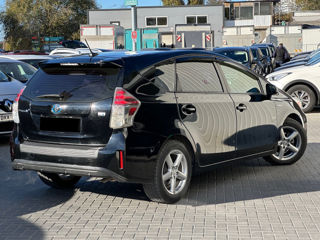 Toyota Prius v foto 4