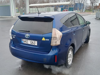 Toyota Prius v foto 8