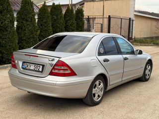 Mercedes C-Class foto 2