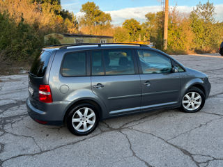 Volkswagen Touran foto 1