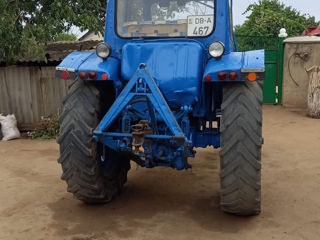 Tractor MTZ-80 cu remorcă, butoi și cultivator