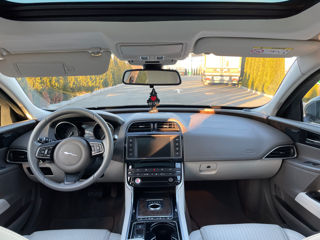 Jaguar XE foto 6