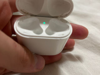 se vinde case airpods originale generația a doua merge se inacrca foto 2