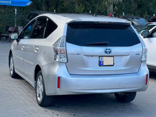 Toyota Prius v foto 5