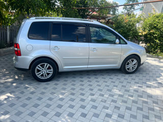 Volkswagen Touran foto 4