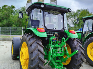 John Deere 6135B foto 3