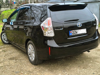 Toyota Prius v foto 3