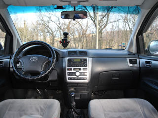 Toyota Avensis Verso foto 9